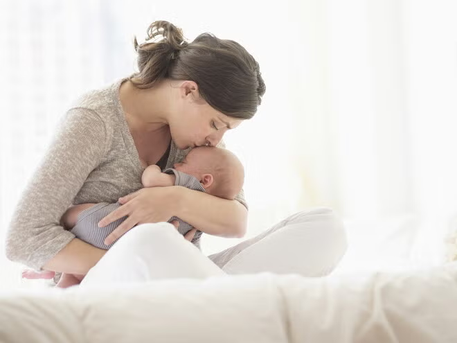 Obraz niemowlaka uśmiechającego się w łóżeczku