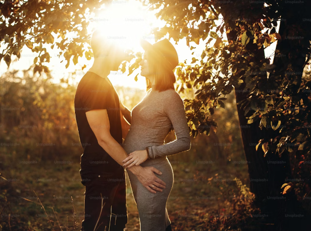 Para w bezpiecznej pozycji seksualnej w ciąży