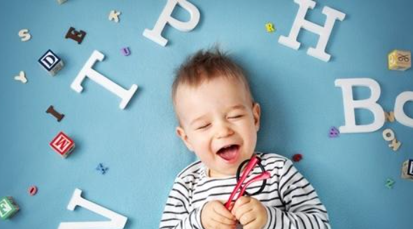 Imagine care ilustrează un bebeluș înțelegând mai multe limbi