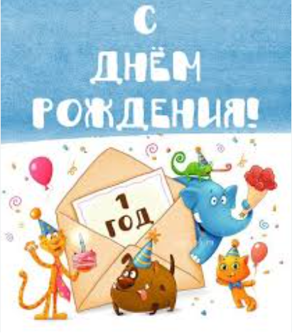 Счастливая семья с малышом на первый день рождения