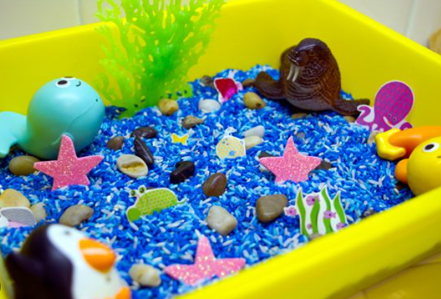 Ребенок в ванне играет с водой