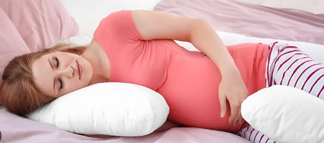 Femeie însărcinată care doarme confortabil