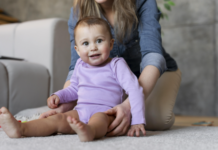 Copil care nu stă în șezut la 8 luni: când să aștepți și când să consulți un specialist în reabilitare