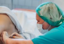 Anestezie epidurală: demontarea miturilor despre durerile de spate și consecințele pentru copil